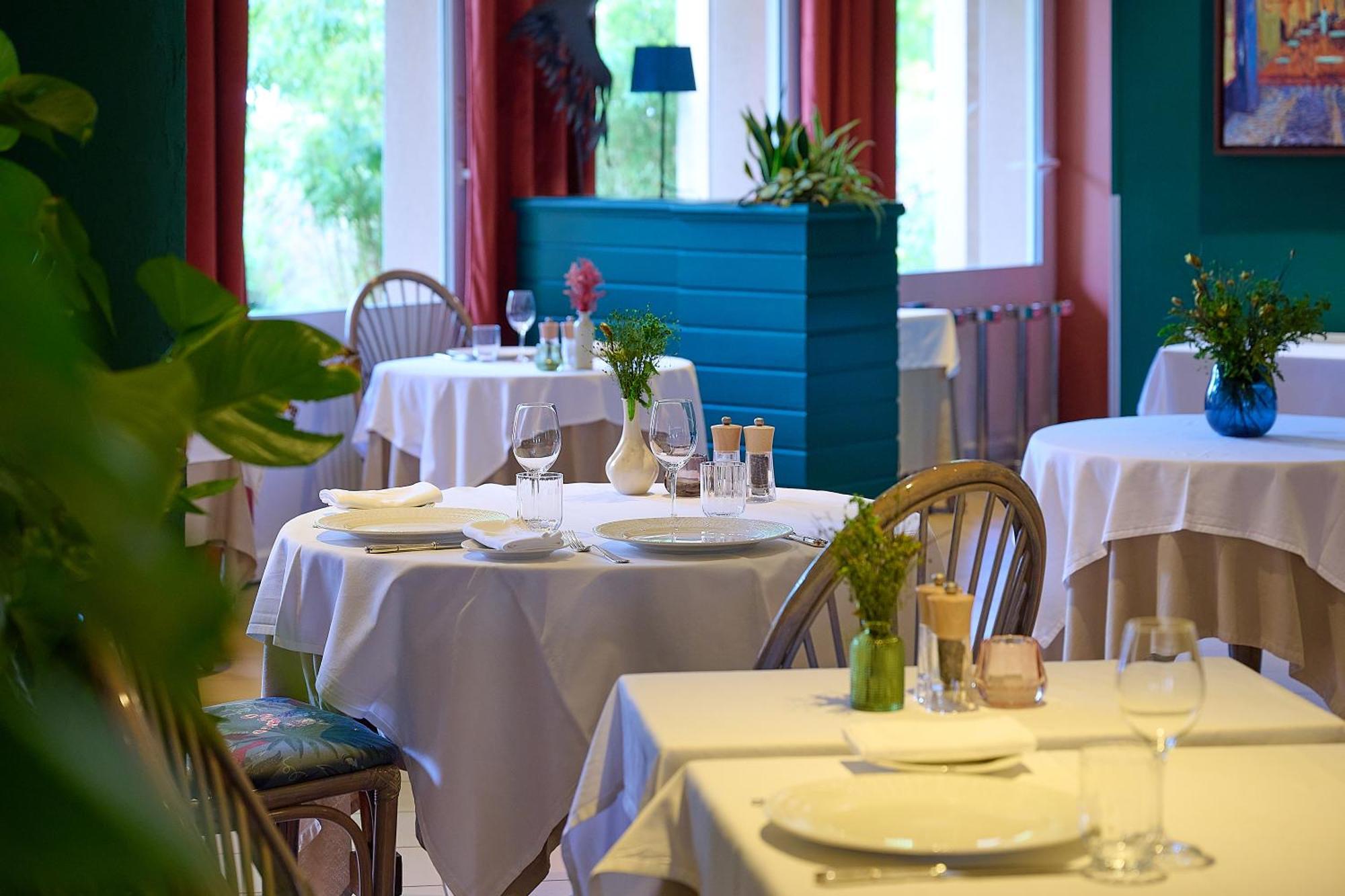 Logis L'Ermitage Hotel & Restaurant Saulges Exterior foto